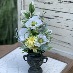 お仏壇の花立に立てる花束タイプの仏花です。 ご自宅の花立に挿していただけます。 4枚目の画像