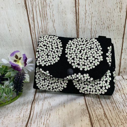 タオルハンカチも入る ふわふわ フタ付き ポーチ 移動ポケット  