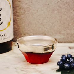 漆赤色が美しい銀彩効果で日本酒が美味しくなる陶器製のロッソ盃