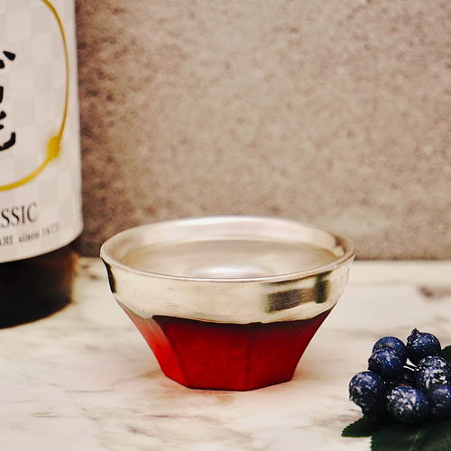 漆赤色が美しい銀彩効果で日本酒が美味しくなる陶器製のロッソ盃