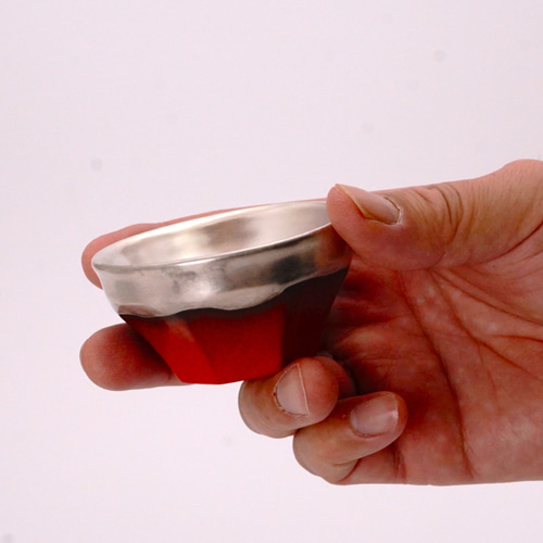 漆赤色が美しい銀彩効果で日本酒が美味しくなる陶器製のロッソ盃