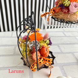 ハロウィンパンプキンアレンジ　アイアンバスケット 大サイズ　プリザーブドフラワーローズと秋の木の実を添えて　 8枚目の画像