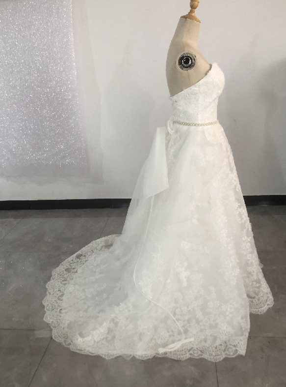 贅沢な小花総レース ウエディングドレス ソフトチュール プリンセスライン 華やかなトレーン サッシュベルト花嫁 /結婚式 3枚目の画像
