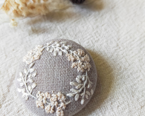 (週末のみSale)立体刺繍 リースブローチ 楽天市場】刺繍ブローチ P-TOUCH CUBE コラボ ミモザ