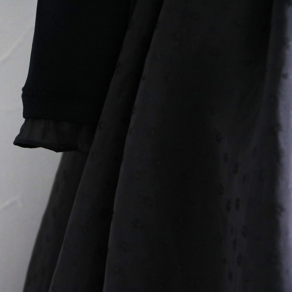 售罄！ [蓬鬆的絲帶讓你的裝扮看起來很華麗♪] 薄紗提花絲帶長袖彈力套頭衫[黑色] 第5張的照片