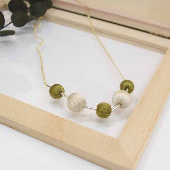 糸・刺繍ボールと竹ビーズのナチュラル巻き玉ネックレス　カーキ 2枚目の画像
