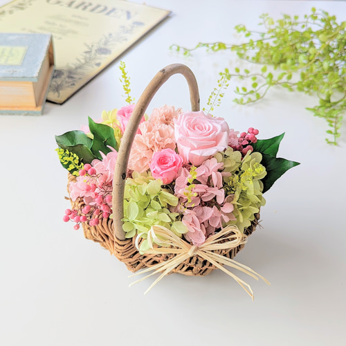 ヌーディピンクのプリザーブドフラワーミニバスケットアレンジ、誕生日