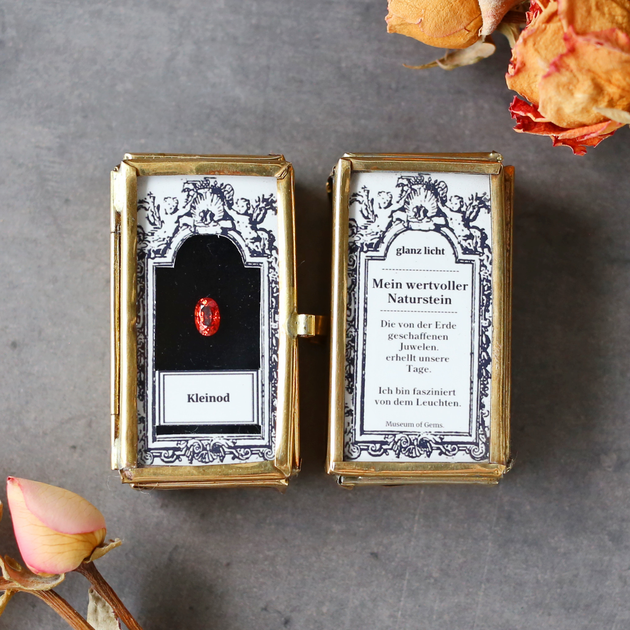 古い　黒と金のビーズアクセサリーケース ビーズ刺繍眼鏡ケース(#081 赤帯柄) | 柏ビーズ