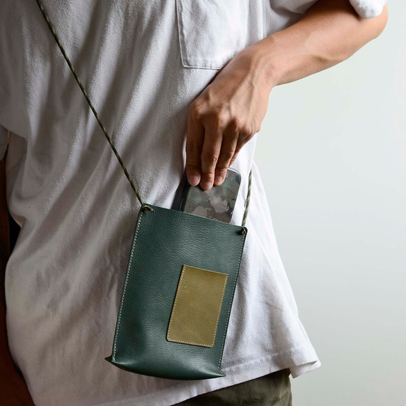 【橄欖的採果袋】植鞣牛皮手機包 綠色皮革側背包 手機袋 iPhone 第1張的照片