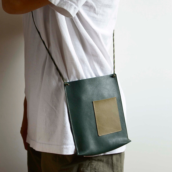 【橄欖的採果袋】植鞣牛皮手機包 綠色皮革側背包 手機袋 iPhone 第2張的照片