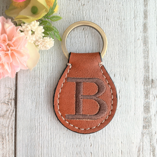 ブラウン【本革＆刺繍】イニシャルキーホルダー（ブロック体）送料込