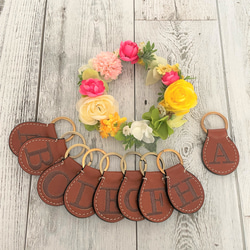 ブラウン【本革＆刺繍】イニシャルキーホルダー（ブロック体）送料込