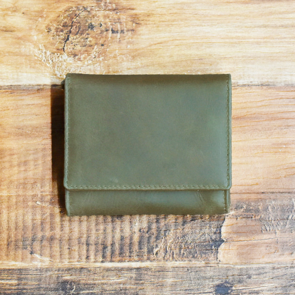 【1点限り】二つ折り財布 ボタン式 本革 手のひらサイズ スリム モスグリーン 1枚目の画像