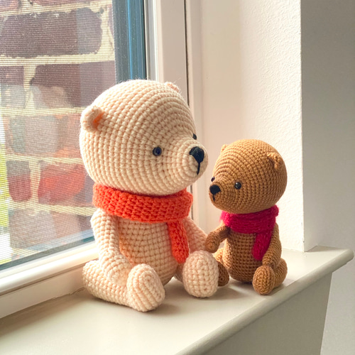 あみぐるみ♪オレンジマフラーのおすわりくまさん（ベージュ