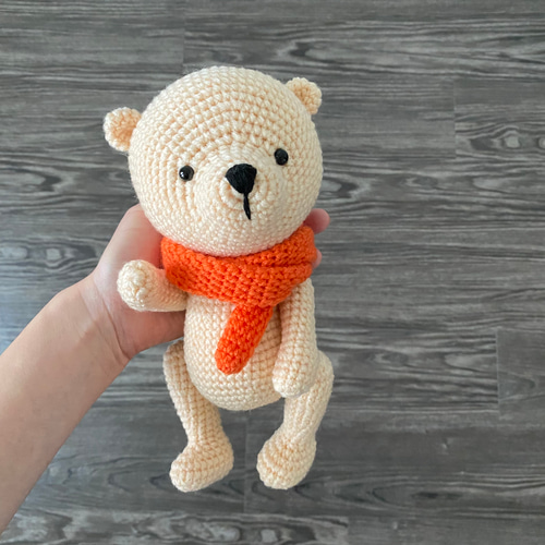 あみぐるみ♪オレンジマフラーのおすわりくまさん（ベージュ