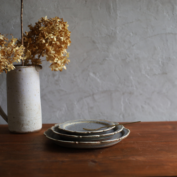 鉄粉のある アンティークな雰囲気の輪花皿 小皿　ブルーグレー 5枚目の画像