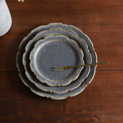 鉄粉のある アンティークな雰囲気の輪花皿 小皿　ブルーグレー 3枚目の画像