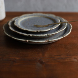鉄粉のある アンティークな雰囲気の輪花皿 小皿　ブルーグレー 6枚目の画像