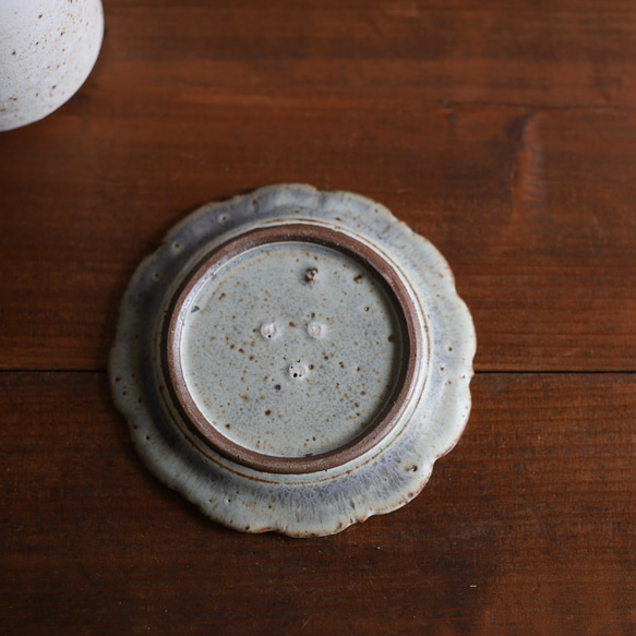 鉄粉のある アンティークな雰囲気の輪花皿 小皿　ブルーグレー 7枚目の画像