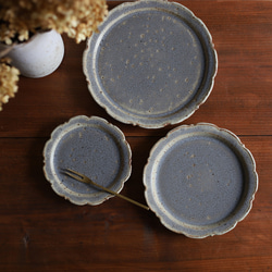 鉄粉のある アンティークな雰囲気の輪花皿 小皿　ブルーグレー 4枚目の画像