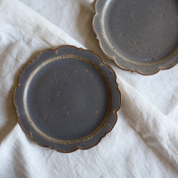 鉄粉のある アンティークな雰囲気の輪花皿 小皿　ブルーグレー 2枚目の画像