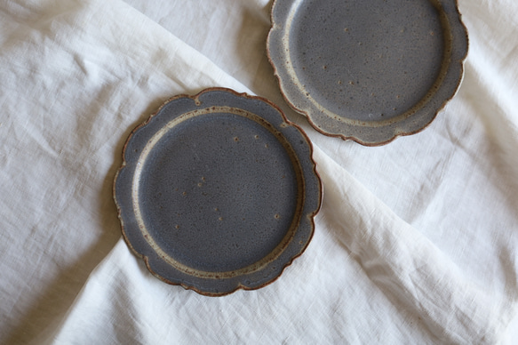 鉄粉のある アンティークな雰囲気の輪花皿 小皿　ブルーグレー 2枚目の画像