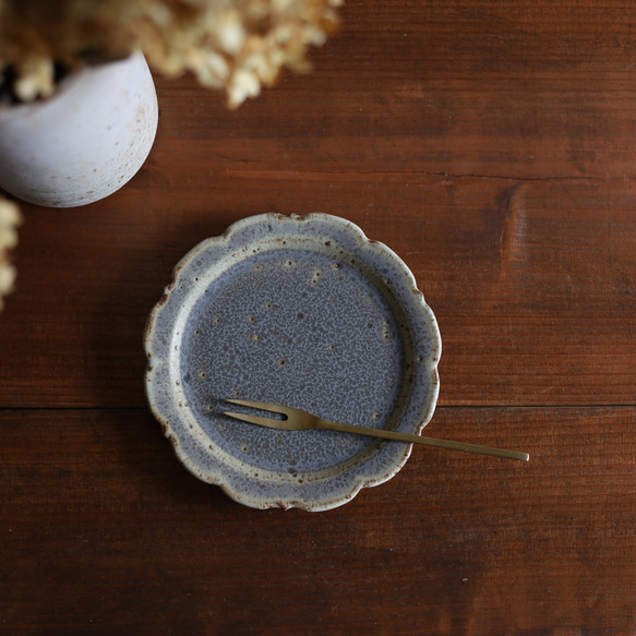 鉄粉のある アンティークな雰囲気の輪花皿 小皿　ブルーグレー 1枚目の画像
