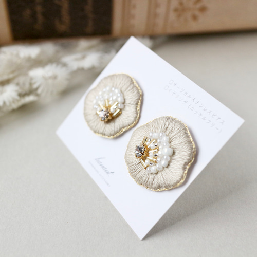 ビジューが輝く花のビーズ刺繍ピアス・イヤリング・ノンホールピアス