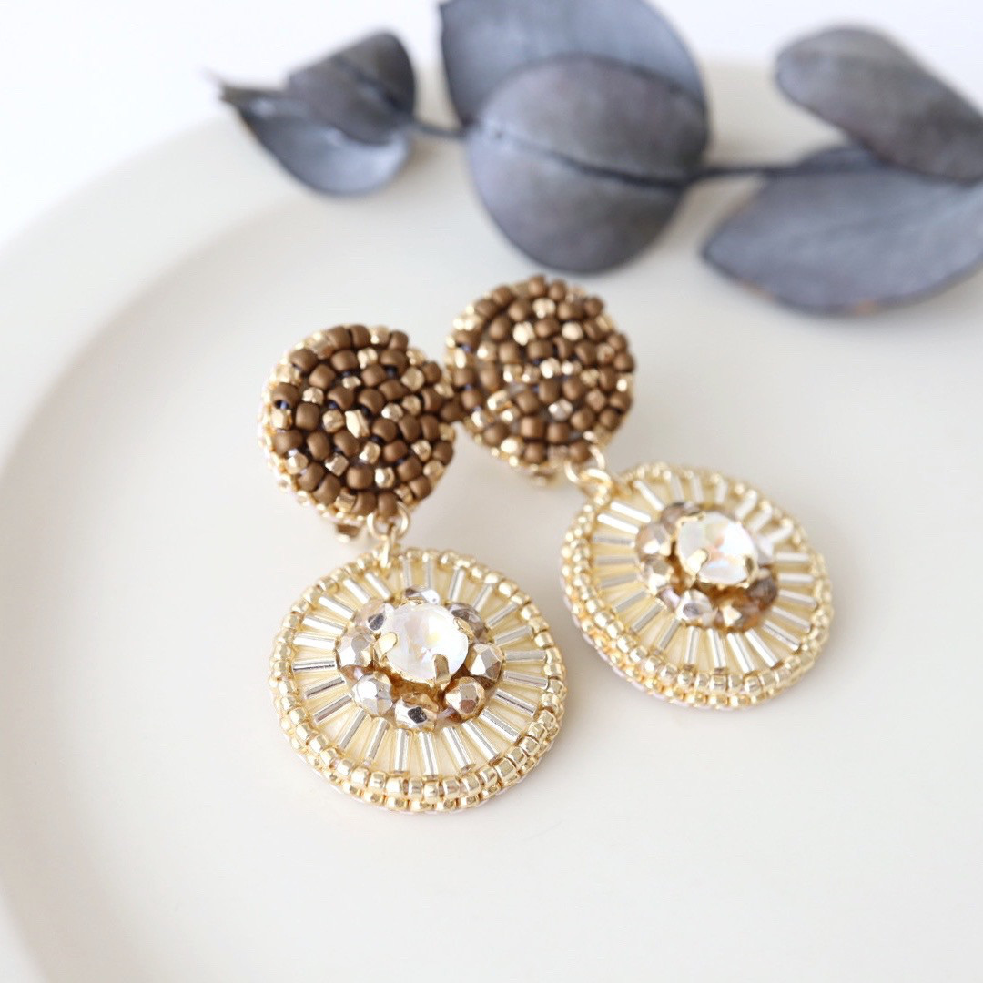 スウィングビーズ刺繍イヤリング(ブラウン)