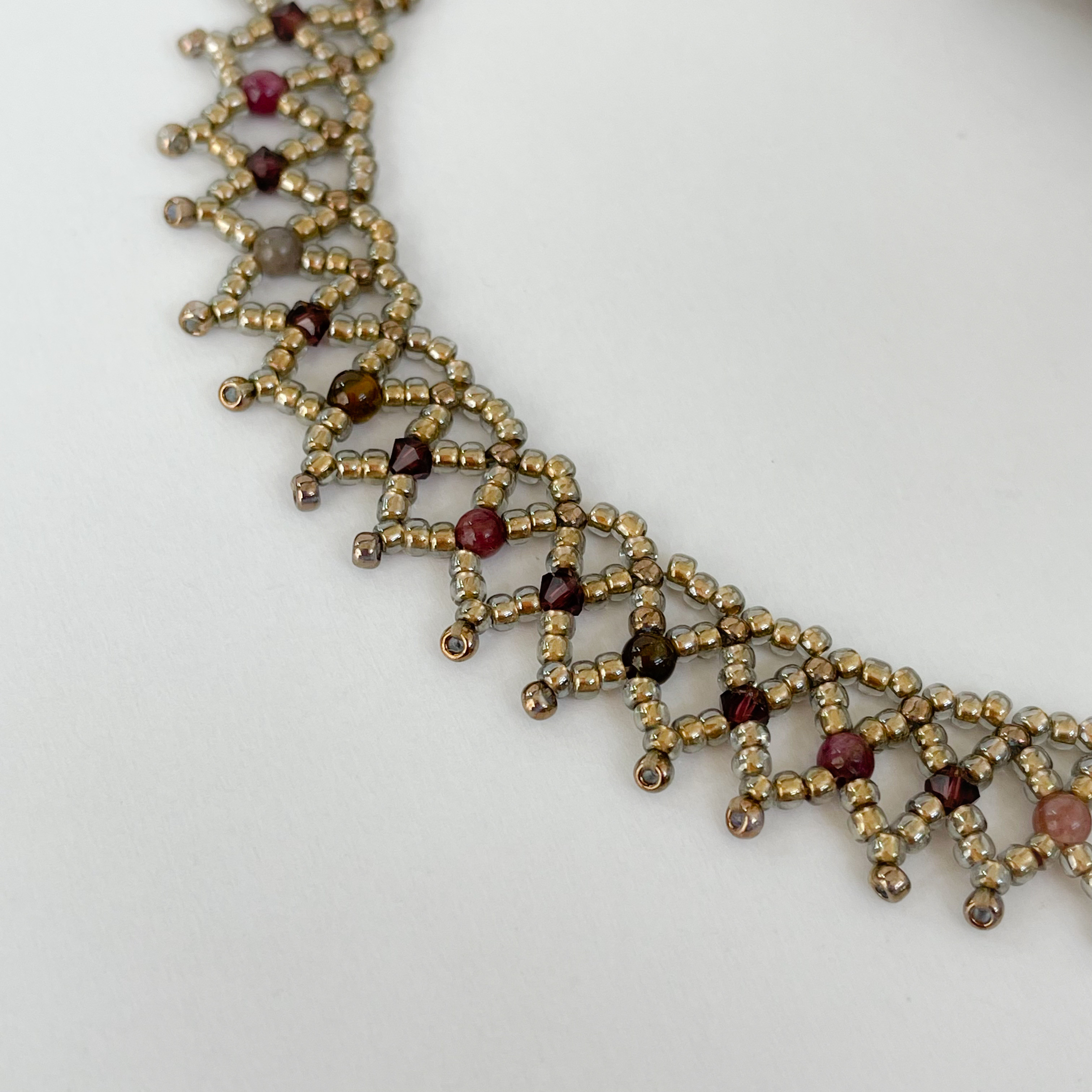 【Atelier Amie】紫葡萄色　天然石トルマリン&クリスタルガラスビーズ　ネッティングチョーカー