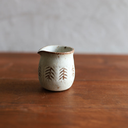 NEW! Creema限定2208 鉄粉のある　ミルクピッチャー 杉葉模様　乳白系　陶器 8枚目の画像