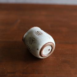 NEW! Creema限定2208 鉄粉のある　ミルクピッチャー 杉葉模様　乳白系　陶器 10枚目の画像