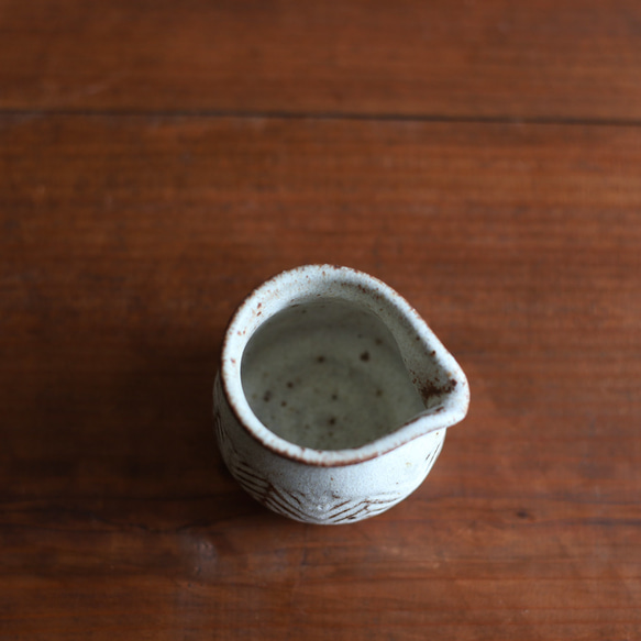 NEW! Creema限定2208 鉄粉のある　ミルクピッチャー 杉葉模様　乳白系　陶器 4枚目の画像