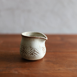 NEW! Creema限定2208 鉄粉のある　ミルクピッチャー 杉葉模様　乳白系　陶器 2枚目の画像