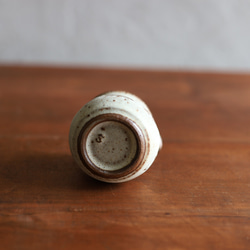 NEW! Creema限定2208 鉄粉のある　ミルクピッチャー 杉葉模様　乳白系　陶器 5枚目の画像