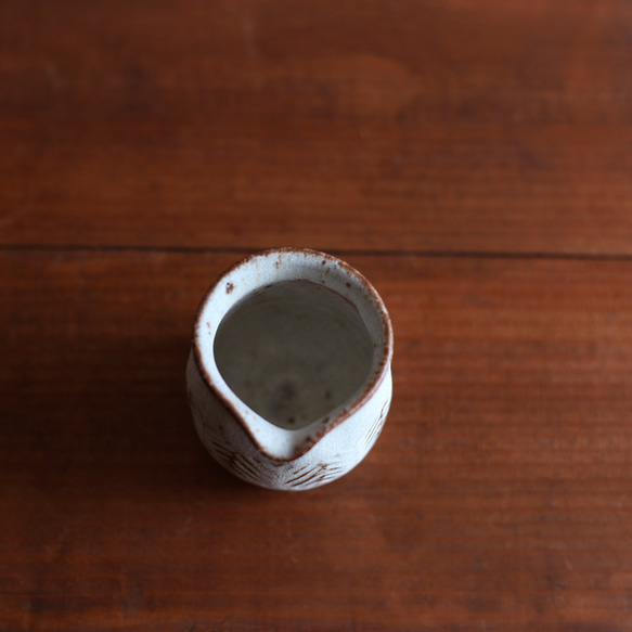 NEW! Creema限定2208 鉄粉のある　ミルクピッチャー 杉葉模様　乳白系　陶器 9枚目の画像