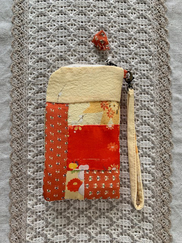 絹の着物のハギレで作ったパッチワークのiPhoneケース　2色(ファスナー)・持ち手付き 5枚目の画像
