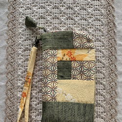 絹の着物のハギレで作ったパッチワークのiPhoneケース　2色(ファスナー)・持ち手付き 6枚目の画像