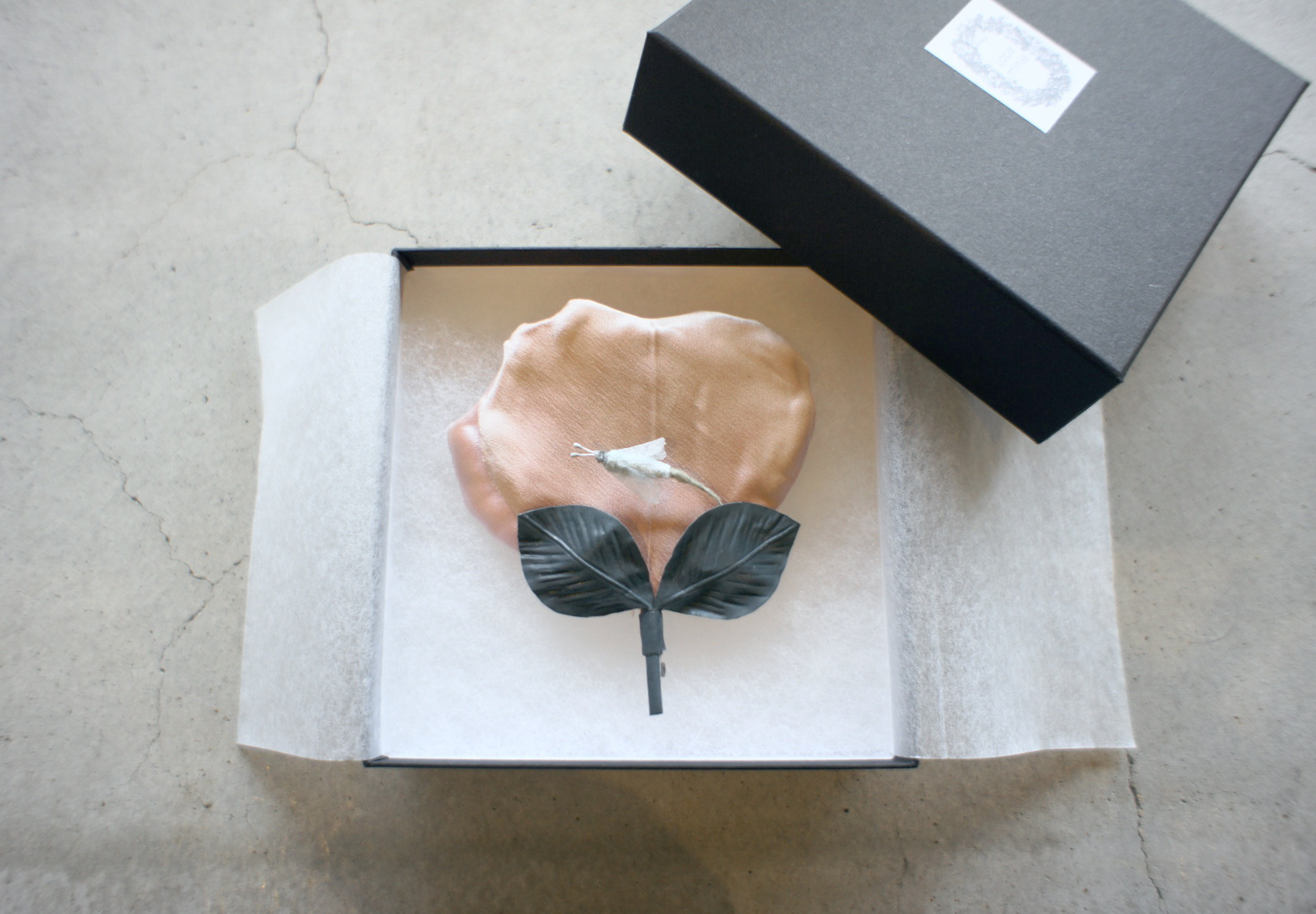 【布花】バラの花びらと小さな虫のブローチ （ダスティーピンク）アートフラワー