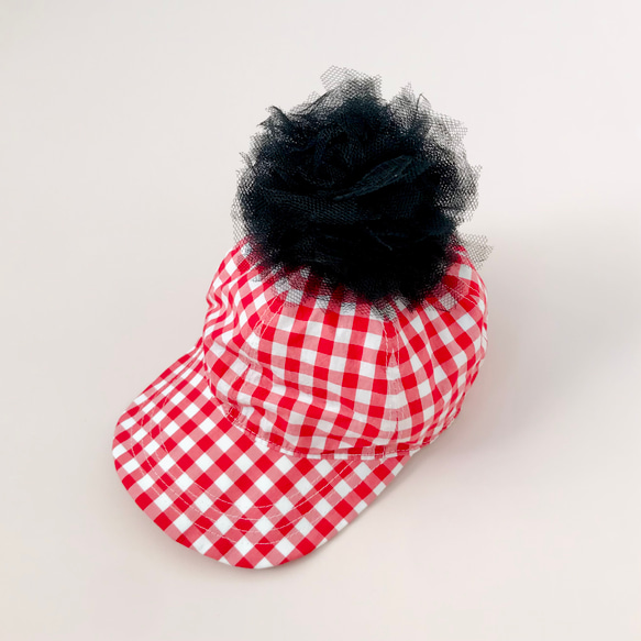 ご出産祝いに☆ベビーのボンボンキャップ　ストロベリーチェック☆帽子 1枚目の画像