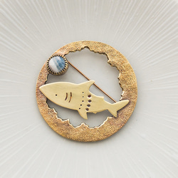 サメとブルーシェーライトの真鍮ブローチ 2枚目の画像
