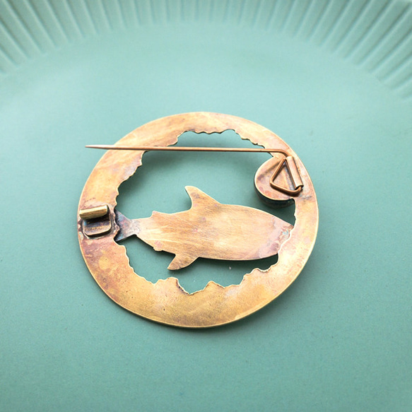 サメとブルーシェーライトの真鍮ブローチ 6枚目の画像