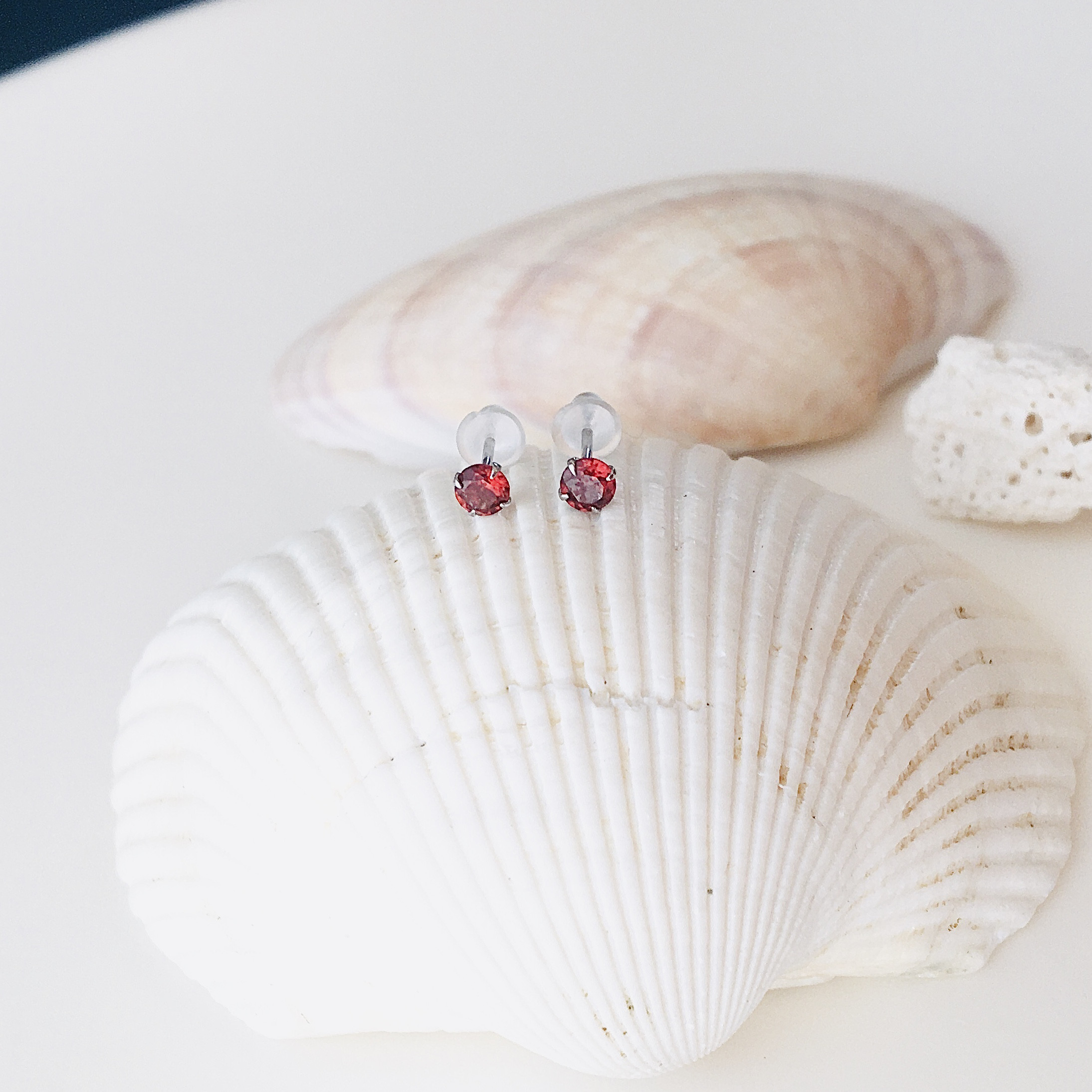 【K14WG】ガーネットピアス　3mm