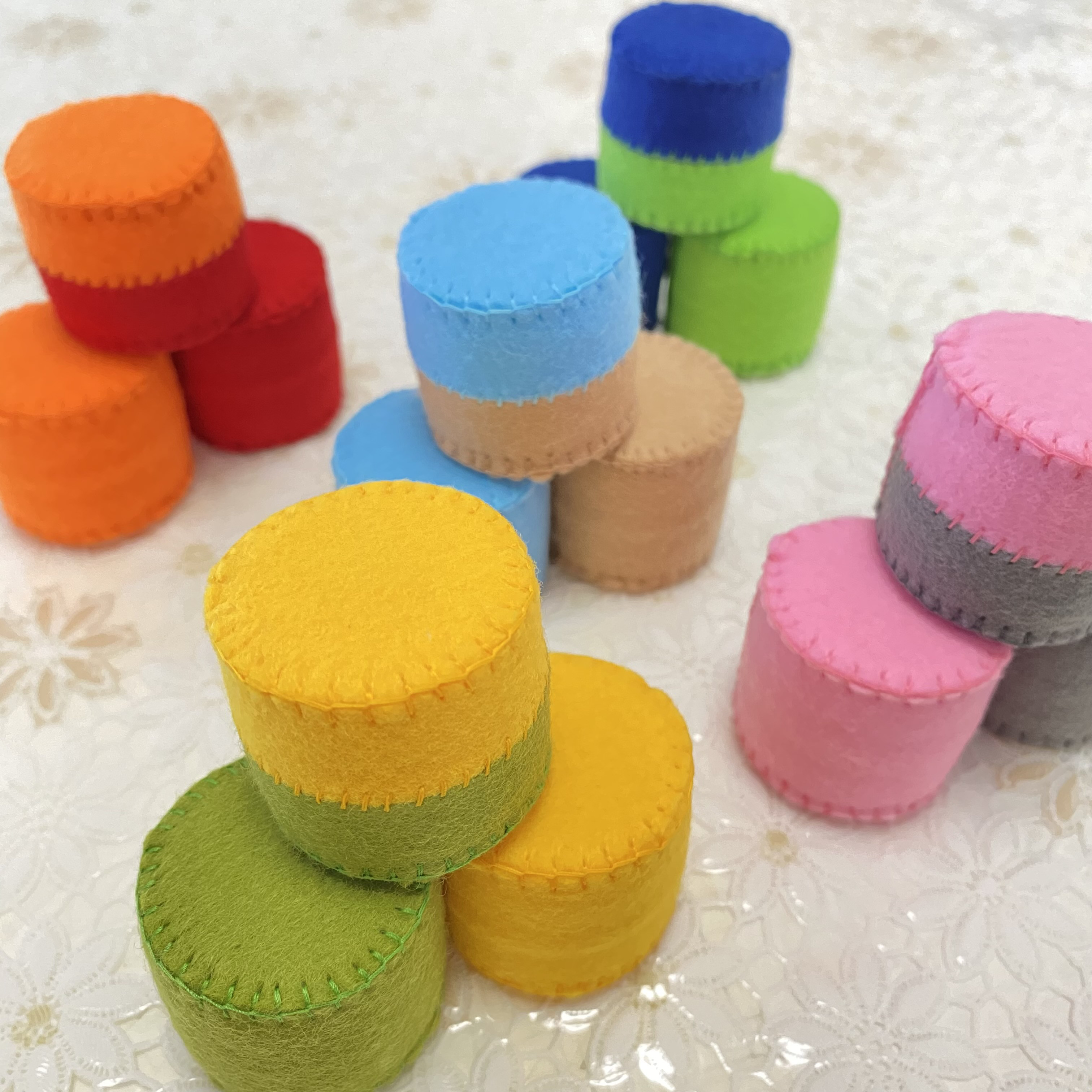 箱付きフェルトのおもちゃ　手作りおもちゃ　ぽっとん落とし　ハンドメイド ぽっとん落とし*✩ 手作りおもちゃ フェルト 布の通販 by li｜ラクマ