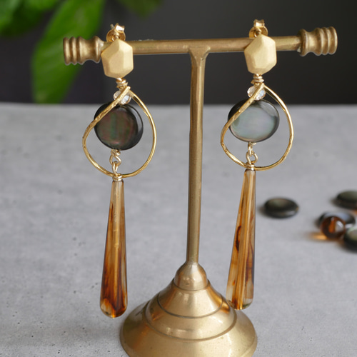 黒蝶貝とべっ甲のピアス/イヤリング ピアス(スタッド・一粒 黒蝶貝とべっ甲のピアス/イヤリング ピアス(スタッド・一粒