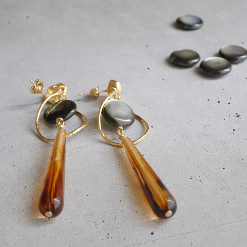 黒蝶貝とべっ甲のピアス/イヤリング ピアス(スタッド・一粒 黒蝶貝とべっ甲のピアス/イヤリング ピアス(スタッド・一粒