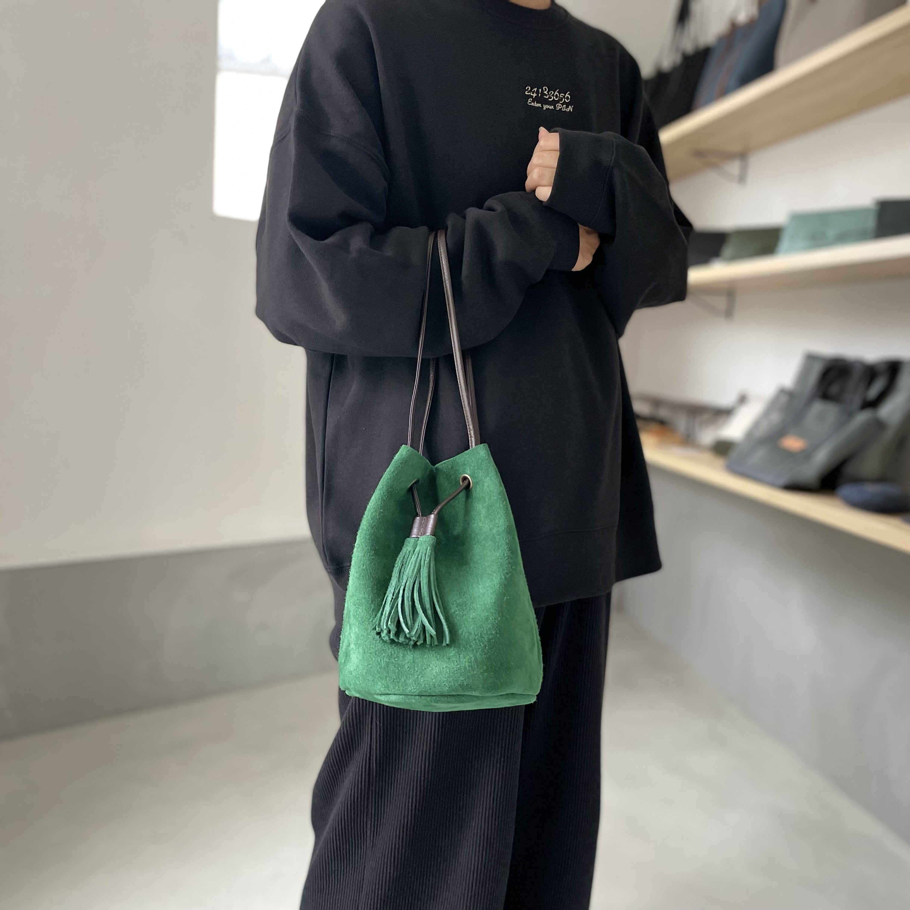 【2025再販】牛床ベロアのタッセル付2WAY巾着バッグ【グリーン】