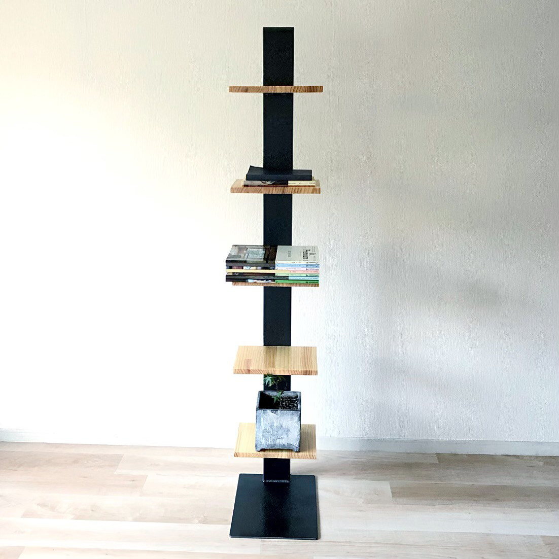 アイアン　天然木　ブックタワー　ブックスタンド　オブジェスタンド　モダン　飾り棚　シンプル　スタイリッシュ　隙間収納