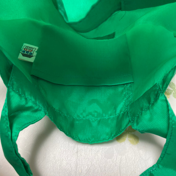 A4サイズ軽量手提げバック  なんと20グラム  布はベンベルグ使用　絹の光沢で、鮮やかなグリーン色　鞄の中の整理にもー 4枚目の画像