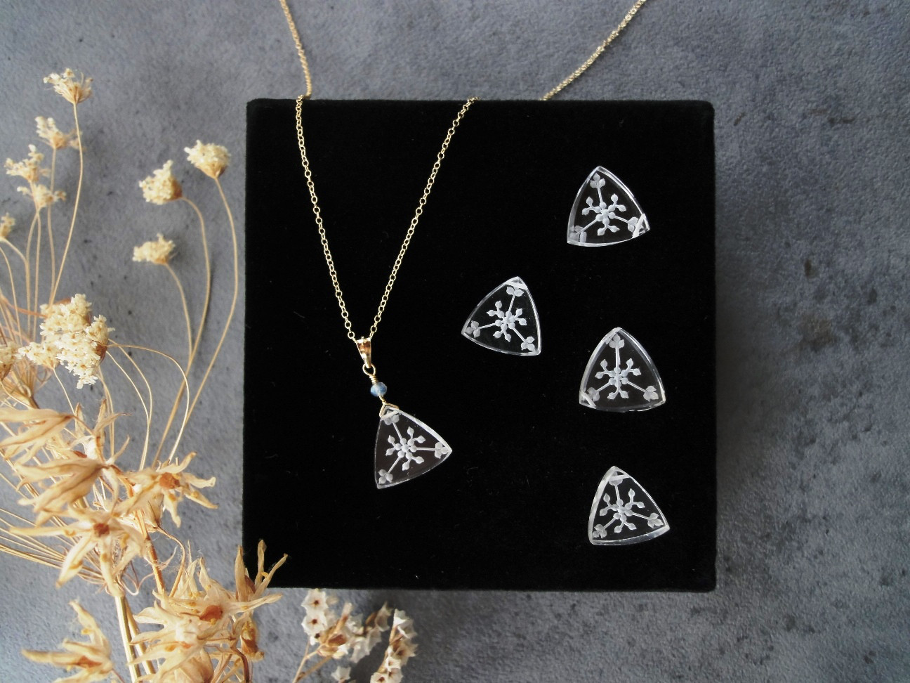 天然石のペンダントネックレス ■ 彫刻入り水晶　インタリオクオーツ ■ フラットトライアングル